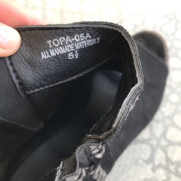 Open toe shoe booties fits like a 6 - Picture 4 of 5